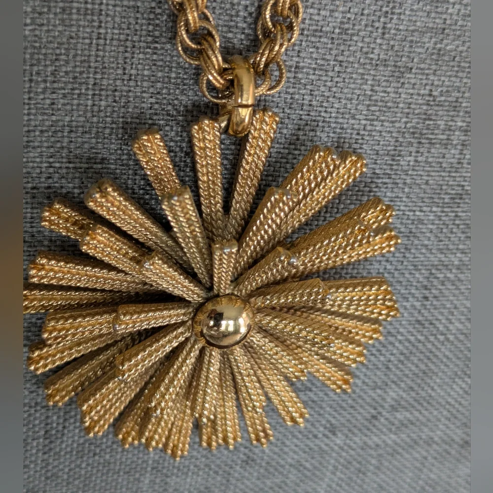 Vintage Monet ☀️ Sunburst Starburst Medallion Necklace - Picture 2 of 16